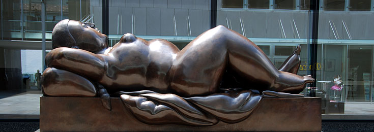"Liggende kvinde" - skulptur af Fernando Botero. Lichtenstein.