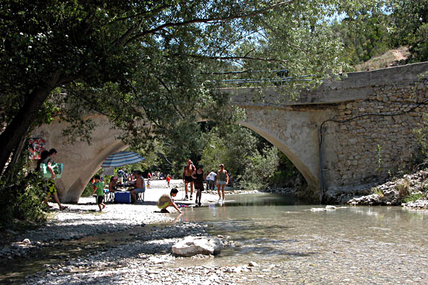 Lille, hyggeligt flodleje i Provence. Vil du læse mere om Provence, så klik på billedet.